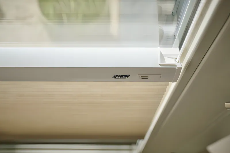 Close-up of the slim DuoMotion headrail and side-tensioned cord system